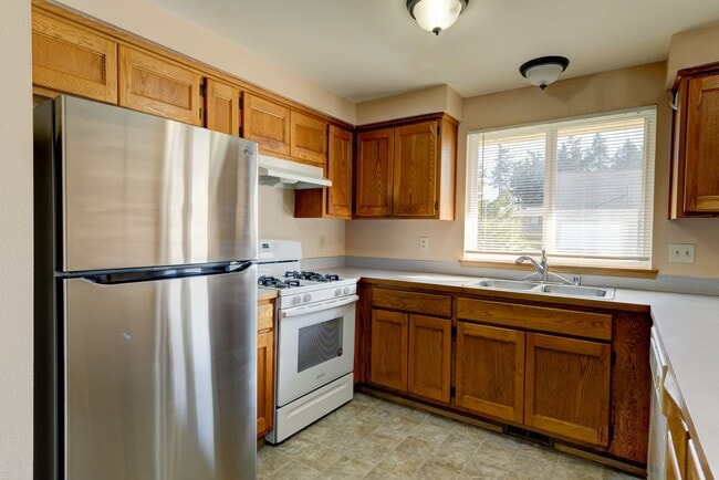 Photo - 3 Bed 2 Bath House with all new flooring!