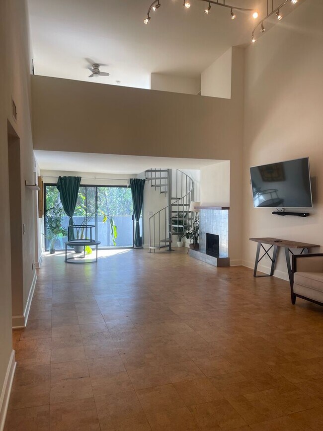 Photo - Hollywood Luxury 2 Bed Condo!