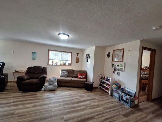Photo - Spacious 2 Bedroom - AVAILABLE SEPTEMBER! Unit 2406 Hill Ave - 2