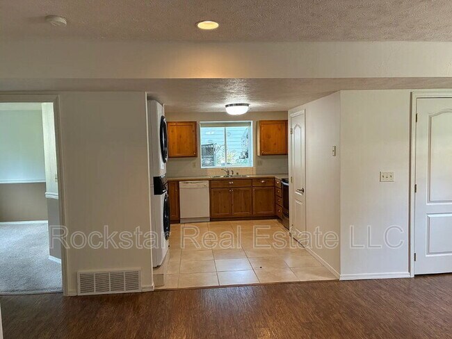 823 E Bismark Ave