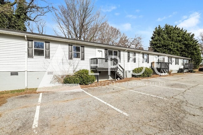 Photo - 634 S Elm St