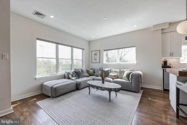 Photo - 7038 Pipers Glen Wy