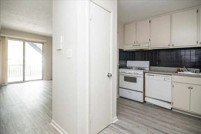 Building Photo - Newly Updated 1/1 Condo 1 Mile From Downtown Decatur! Unit B