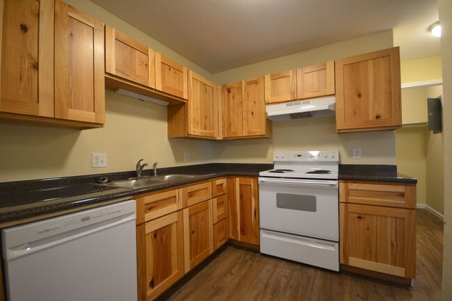 Building Photo - Marshfield Apartments Unit 103