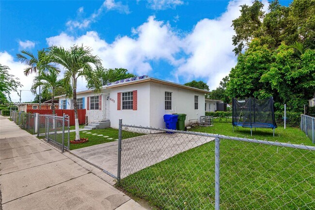 Photo - 4200 NW 14th Ave Apartment Unit 4202