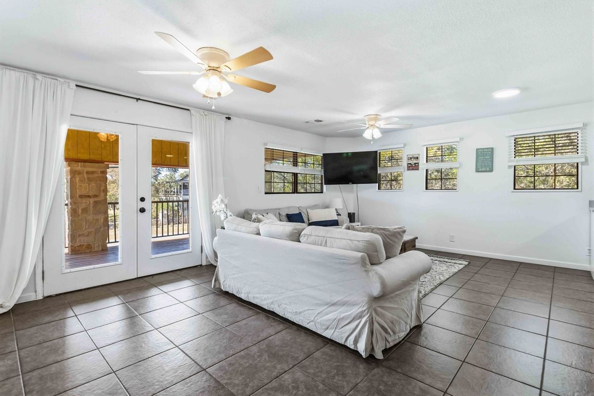 Photo - 2481 Lakeshore Dr