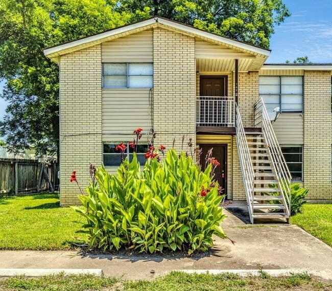 Building Photo - 726 Martindale Rd