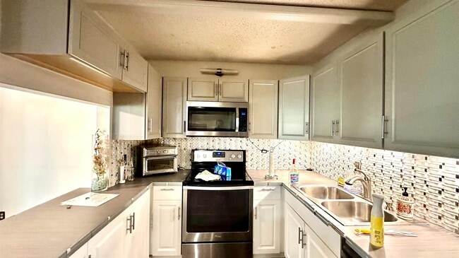 Building Photo - 533 Shady Pine Way Unit B1