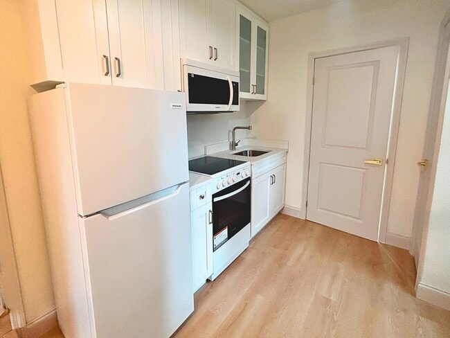 Photo - Beautifully renovated studio with extra large spa bathroom and yard