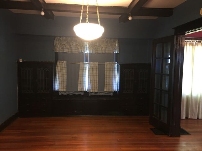 Comedor - 2815 E Vermont St