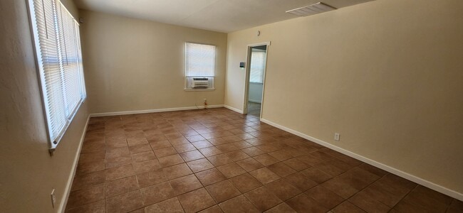 Photo - 1725 Bernard St