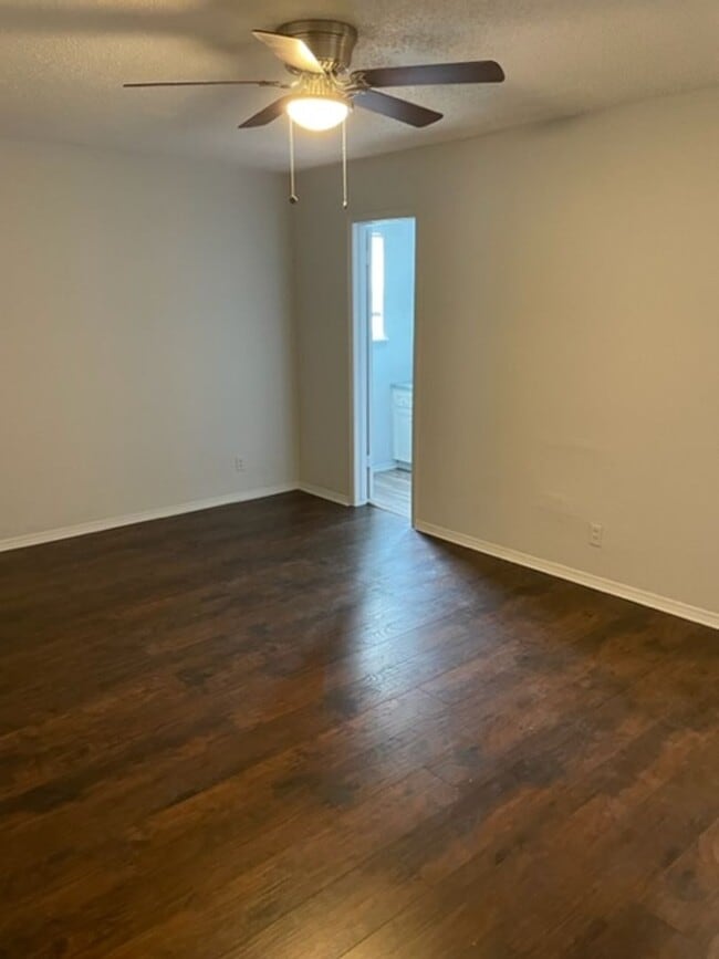 Building Photo - Stunning 3 Bed 2 Bath duplex
