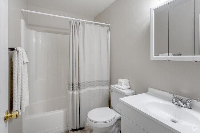 Elm 1BR, 1BA - 672SF - Baño - Timbers Apartments