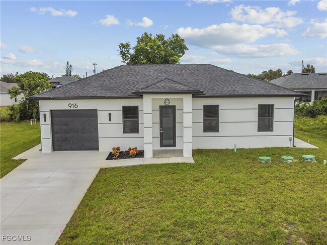 Building Photo - 916 Sara Ave N