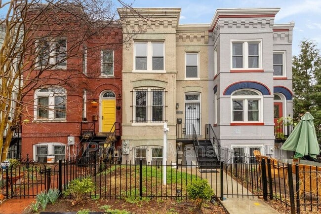 Building Photo - 1033 5th St NE Unit Basement