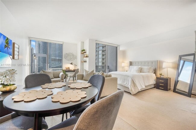 Building Photo - 31 SE 6th St Unit 2703