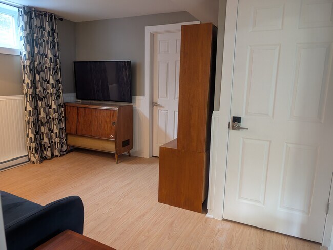 English follow 31/2 chaleureux situé dans un bungalow dans un quartier prisé et tranquille tout en - 81 Rue Brady Unit 81 A rue Brady