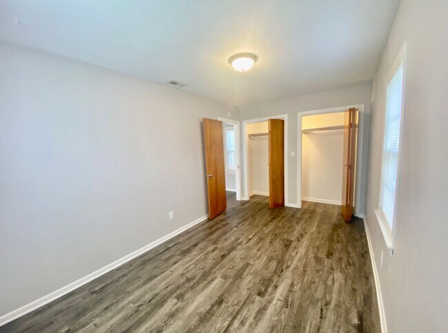 Photo - 1 Bed, 1 Bath downstairs Unit in Heritage Hill – Private Entry & Prime Location Unit Lyon 6