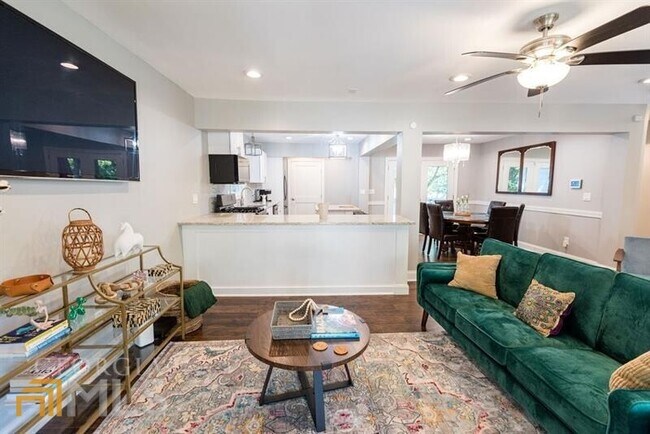 Photo - 938 Alloway Pl SE