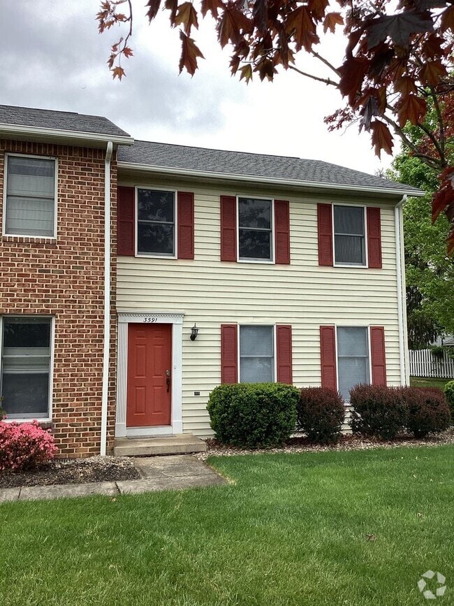 Building Photo - Well-Maintained 3-Bedroom End Unit Townhom... Rental