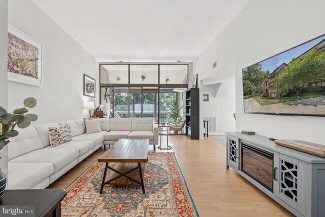 Building Photo - 1639 Parkcrest Cir Unit 7A/301 Rental