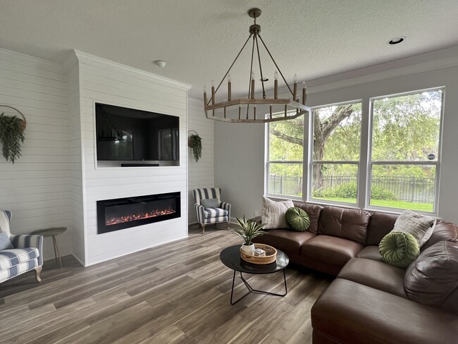 Photo - 405 W Silverthorn Ln