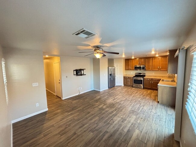 Photo - Gorgeous 3Bed/2.5Bath, 2-Story Home located in the SW part of the valley