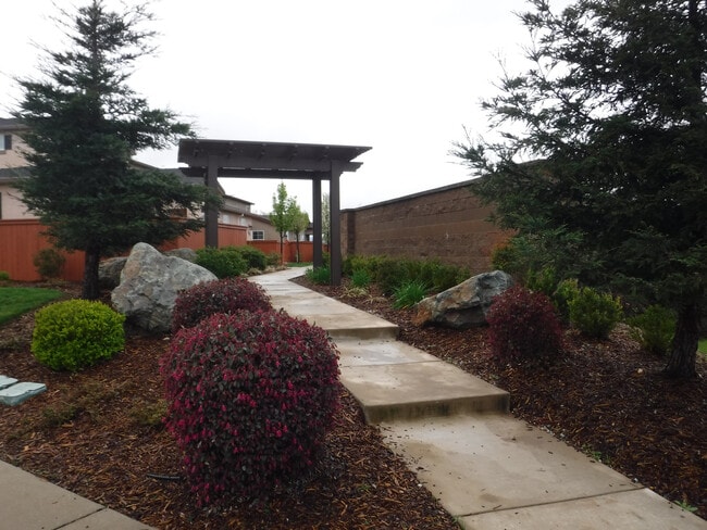 Photo - Great 4 Bedroom Condo With Upgrades! Highland Park Subdivision