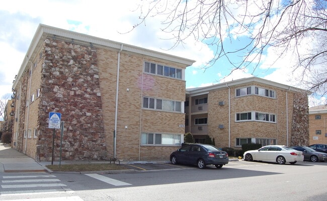 Building Photo - 7201 W Wellington Ave Unit 3G