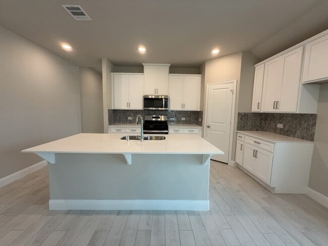 Photo - 612 Amenduni Ln