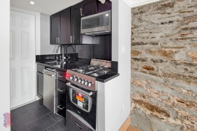 Photo - 345 W 53rd St Unidad B