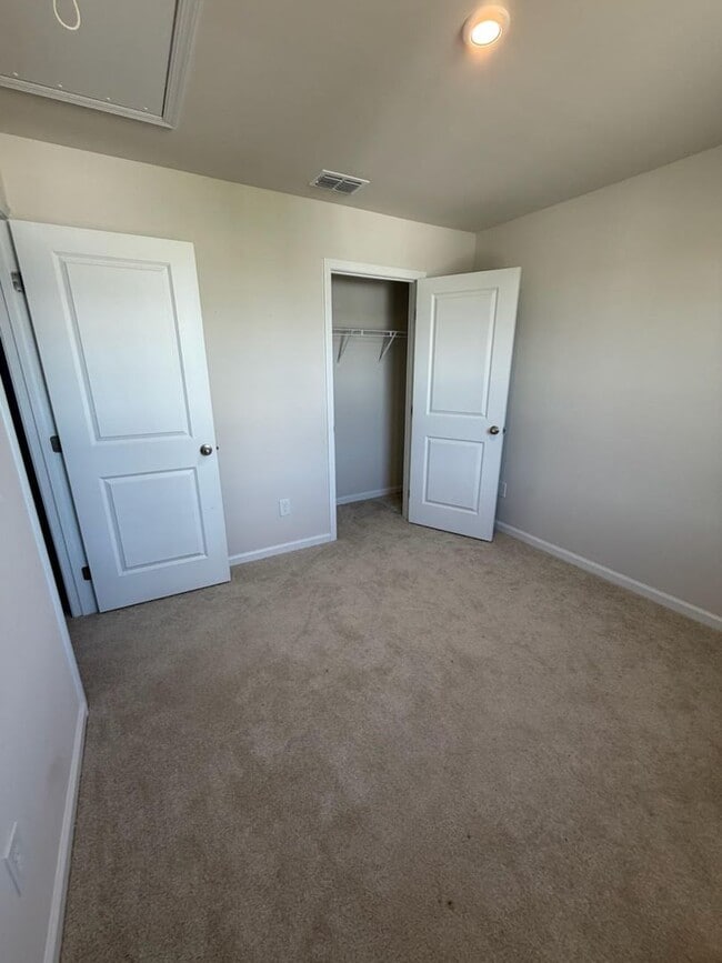 Photo - 3 bedroom home with 1 car garage available now!