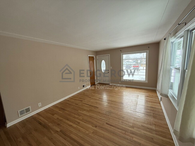 Photo - 740 Lyles St SE