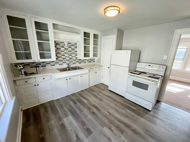 Building Photo - 109 Milford St Unit Upper Rental