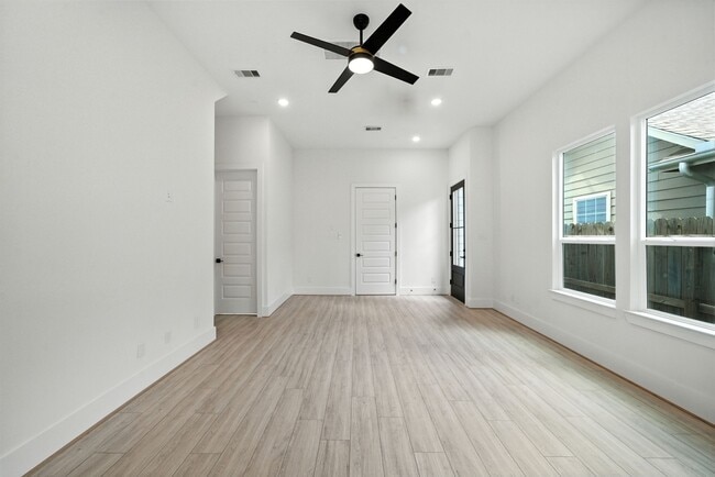 Photo - 7131 Eastwood St
