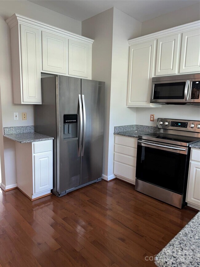 Photo - 121 Woodsong Ln