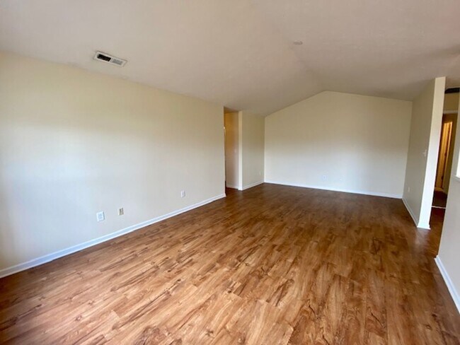 Photo - Great 3 Bedroom 2 Bathroom Large End Unit ...