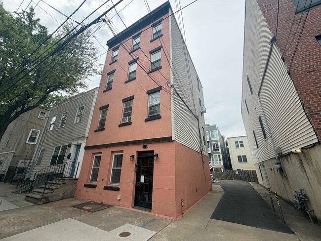 Building Photo - 433 2nd St Unit 2