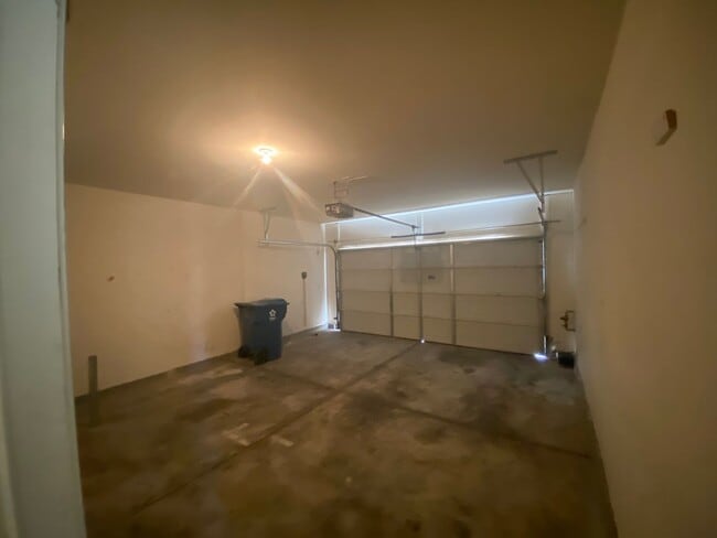 Building Photo - Single Story