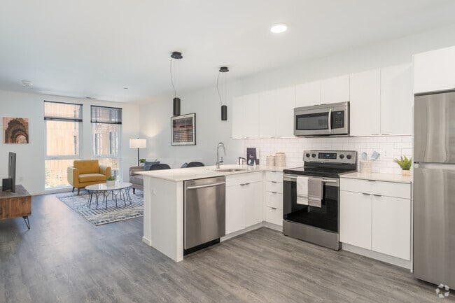 1BR, 1BA 749SF