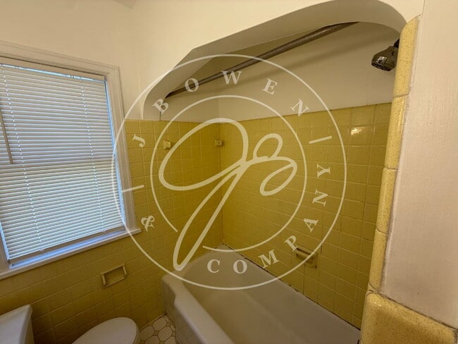 Photo - "Charming 3-4 Bed home with Hardwood floors close to the University Of Toledo