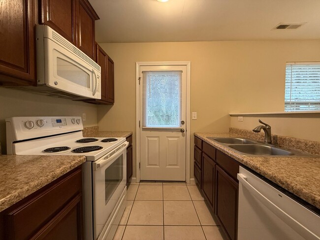 Photo - 290 Janet Ave