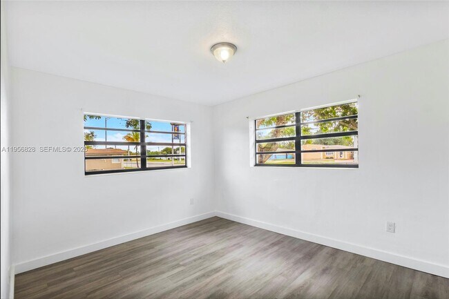 Photo - 551 NW 183rd St