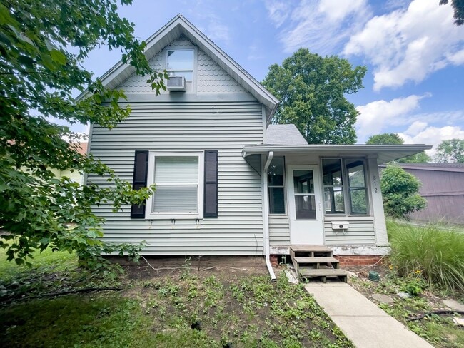 Building Photo - PRELEASING for AUGUST! Close to Campus