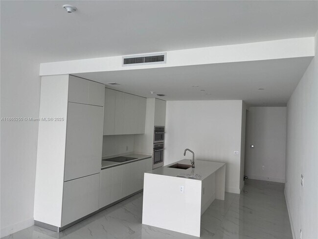 Photo - 700 NE 24th St Unidad 3705