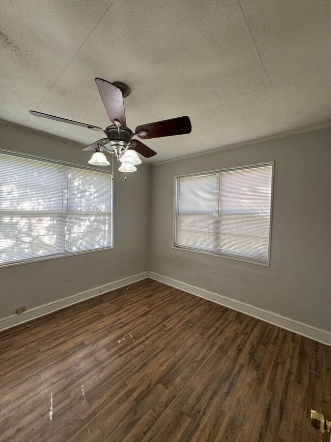 Photo - Cute Corner lot... Walks in downtown Bossier City