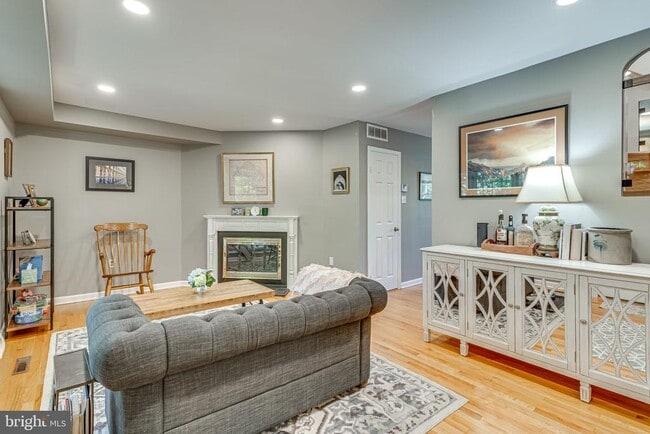 Building Photo - 912 Green St