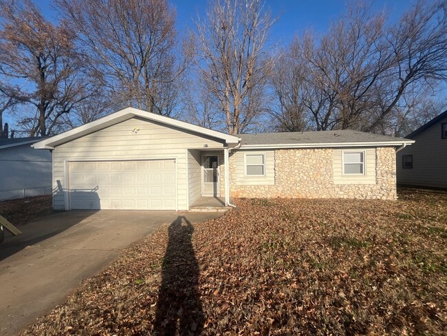 Building Photo - Warm & Inviting 3 Bed, 2 Bath