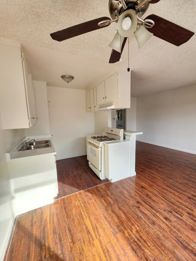 Cocina - 6833 Sepulveda Blvd