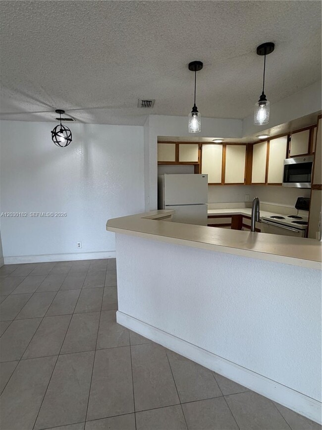 Building Photo - 3330 Pinewalk Dr N Unit 1623